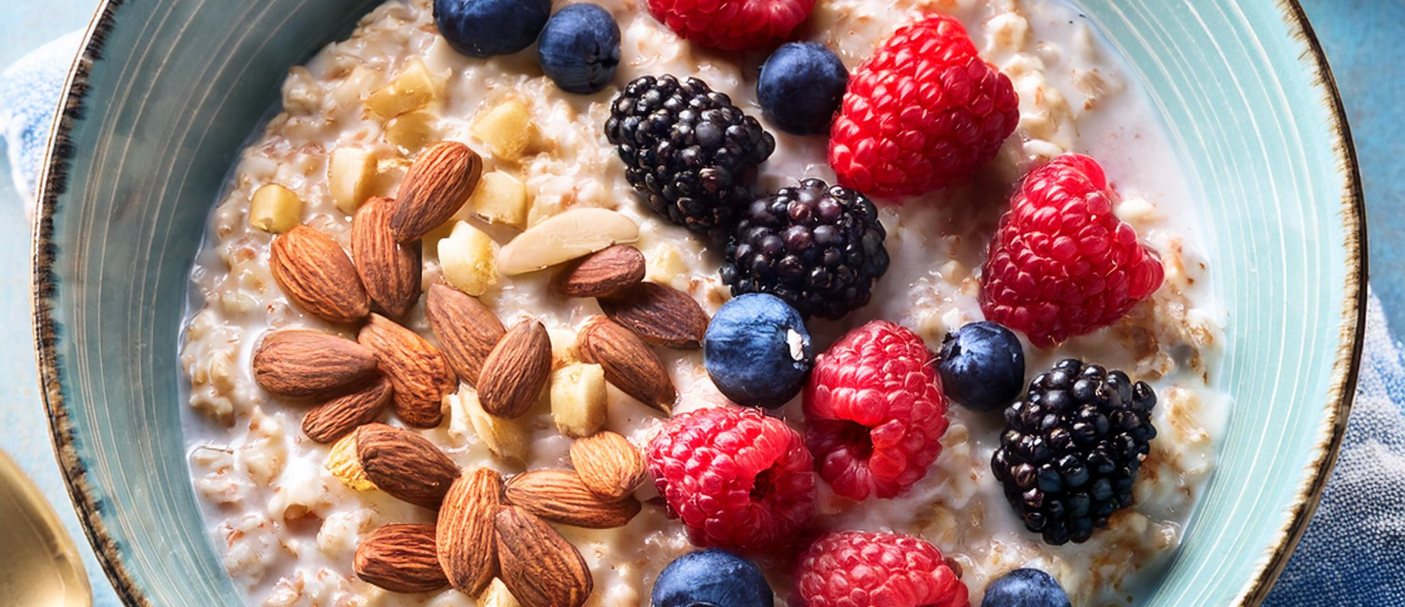 Haferflocken mit Beeren, Nüssen und Samen