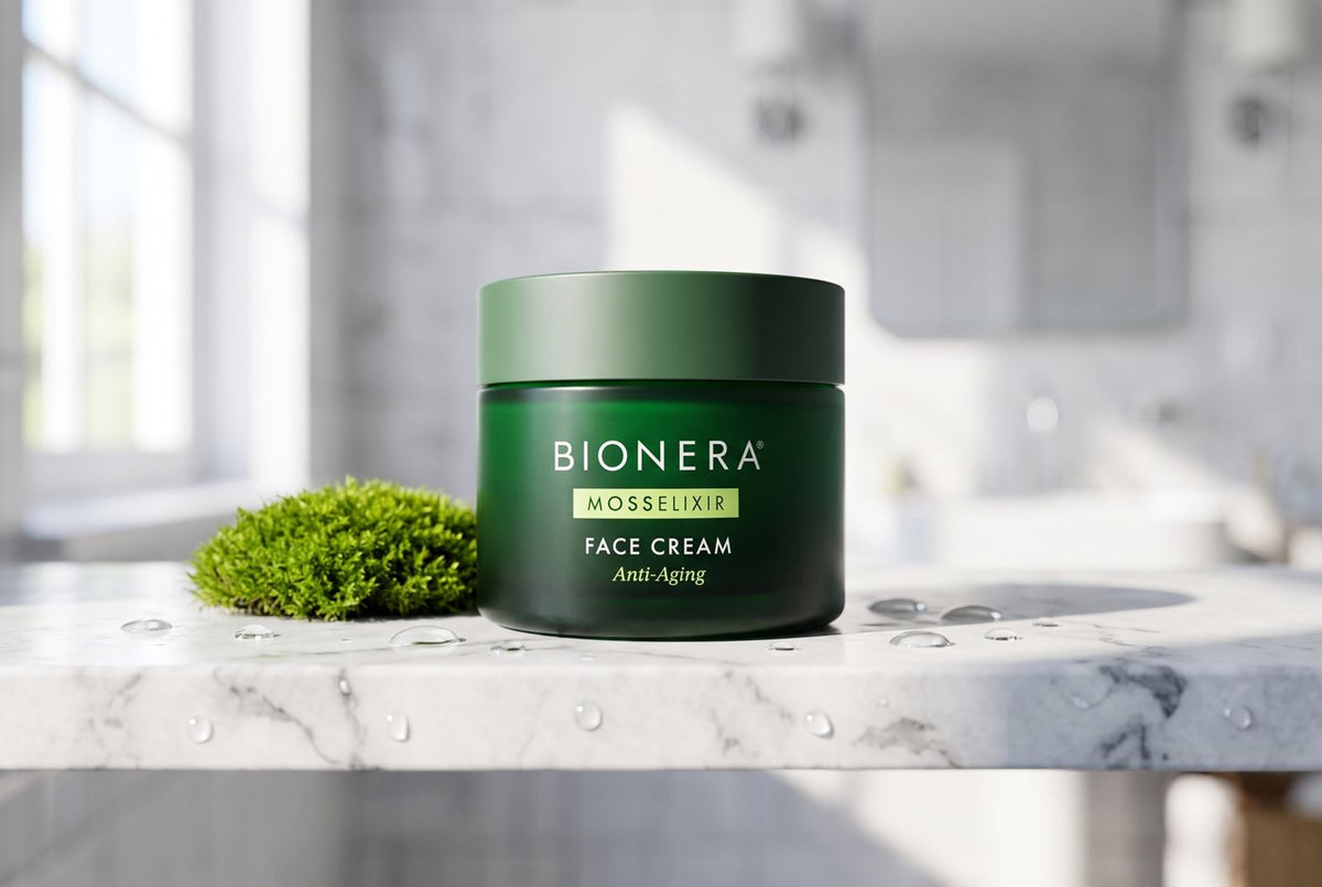 MossElixir Face Cream auf einer Marmorablage im Morgenlicht