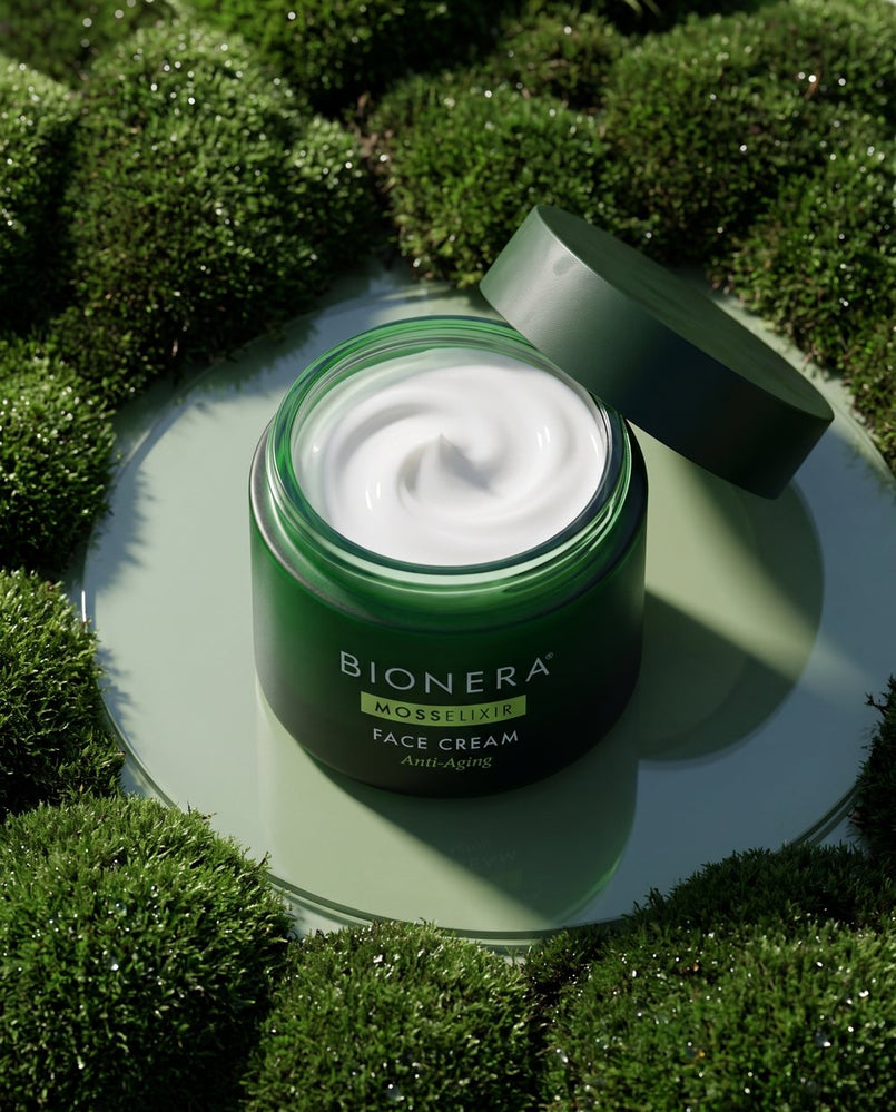 Geöffneter Tiegel MossElixir Face Cream auf Moos