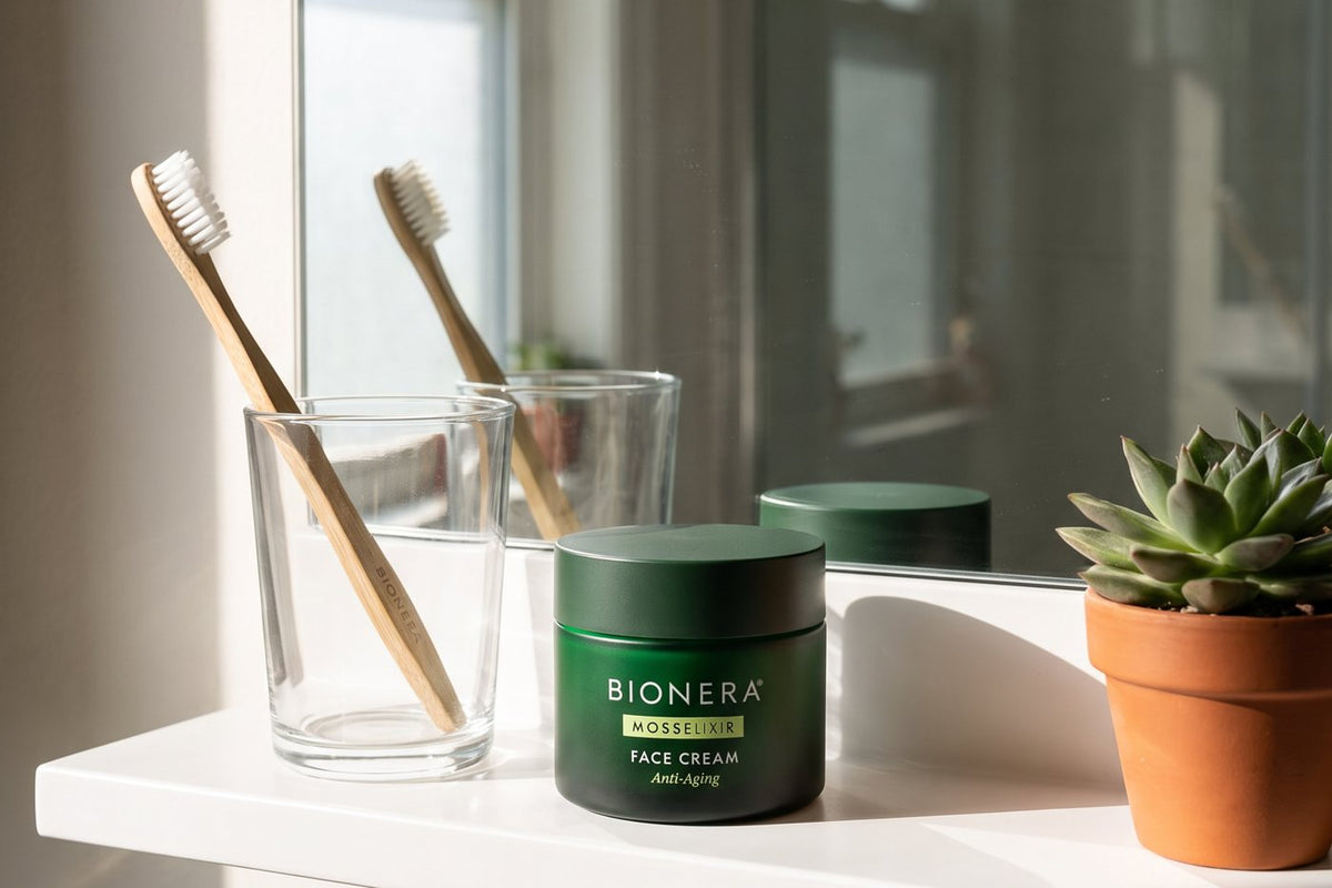 MossElixir Face Cream auf dem Badezimmerregal vor dem Spiegel