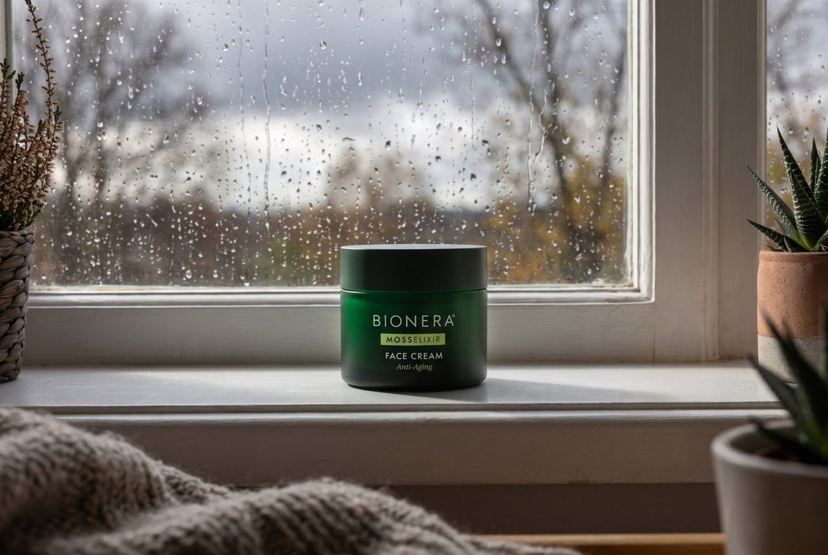MossElixir Face Cream auf der Fensterbank, Regen am Fenster