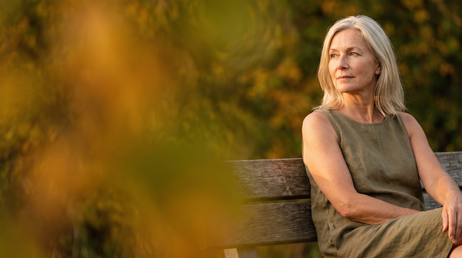 Frau im Spätsommergarten, Arme und Dekolleté sichtbar