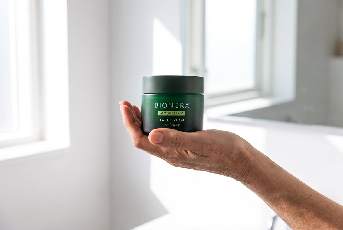 MossElixir Face Cream in der Hand im hellen Badezimmer