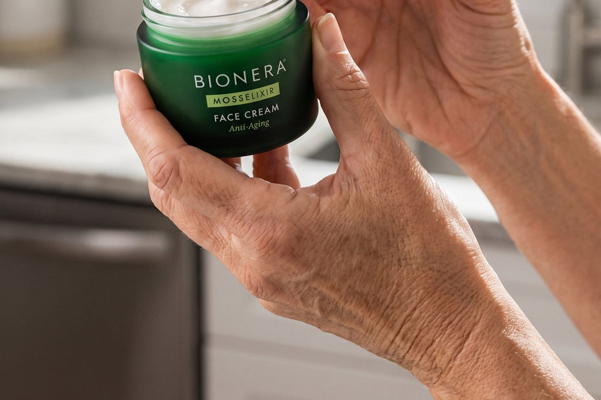 Geöffneter Tiegel MossElixir Face Cream in den Händen